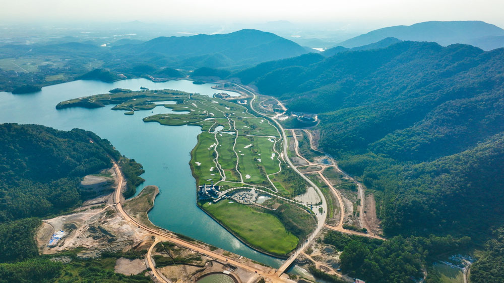 Thanh Lanh Valley được bao quanh bởi đồi núi, rừng cây, bên trong có hồ nước, sân golf